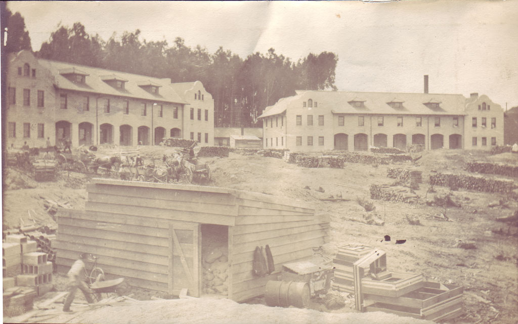 Construction of coast artillery guns in Fort Winfield Scott